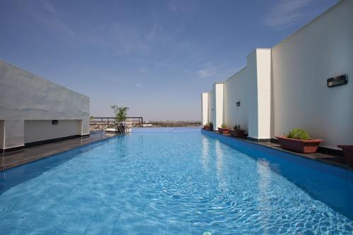 Red Fox Hotel, Alwar 내부 또는 인근 수영장