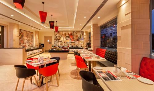Red Fox Hotel, Alwar 레스토랑 또는 맛집