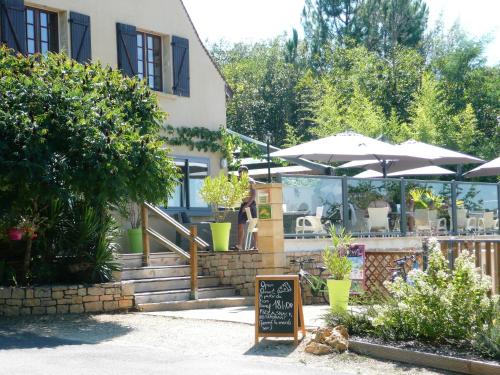 Photo de la galerie de l'établissement Camping Les Charmes, à Saint-André-dʼAllas