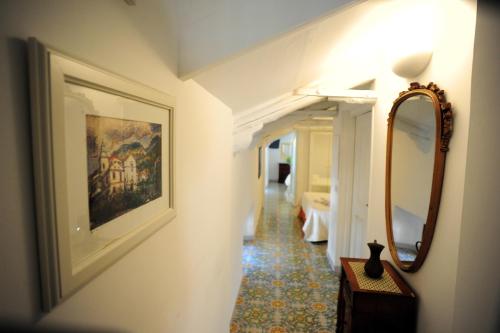 馬奧萊的住宿－Maiori Dream Rental，走廊上设有镜子,桌子上还有一只猫