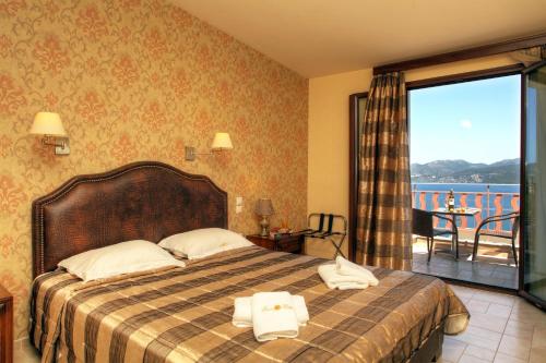 Un pat sau paturi într-o cameră la Hotel Tesoro