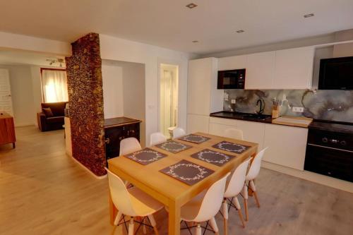 a kitchen and dining room with a table and chairs at El Mirador de Candelario in Candelario