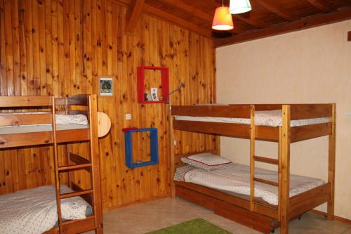 - une chambre avec 2 lits superposés dans une cabine dans l'établissement Chez Louve Bleue, à Hotonnes