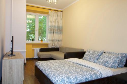 sala de estar con cama y sofá en KvartiraSvobodna - Apartment at Pervy Basmannyy Pereulok, en Moscú
