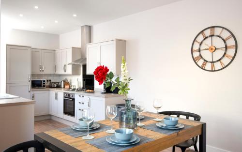 Oliverball Serviced Apartments - Morley Cottage - Modern 3 bedroom, 2 bathroom house with garden in 