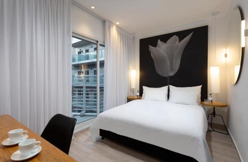 מיטה או מיטות בחדר ב-מלון סבוי תל אביב