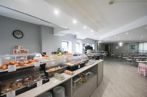 una panadería con un montón de pasteles en exposición en Best Quality Hotel Politecnico, en Turín