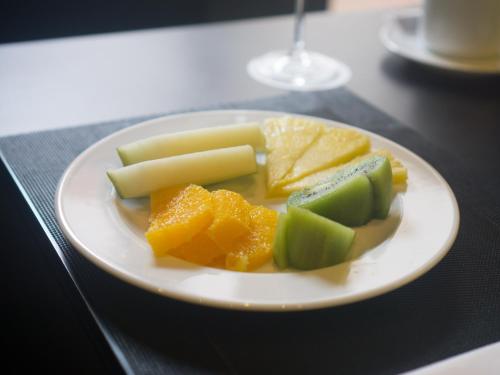 a plate of fruit and vegetables on a table at Carris Cardenal Quevedo in Ourense