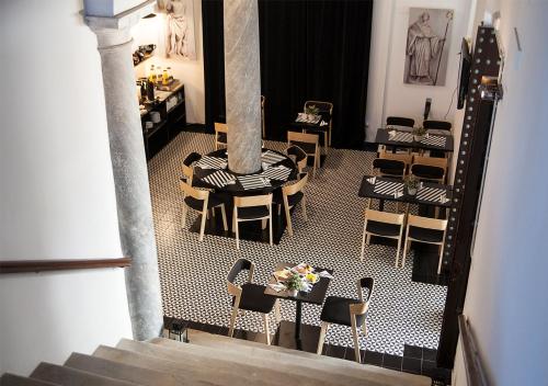 an overhead view of a restaurant with tables and chairs at Hotel Boutique Convento Cádiz in Cádiz