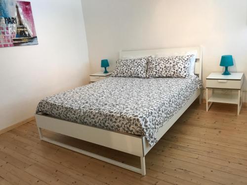 A bed or beds in a room at Romeo