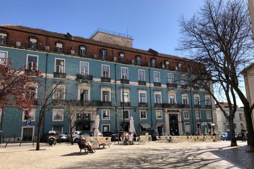 Sunny 3BDR Apartment in Graça by LovelyStay