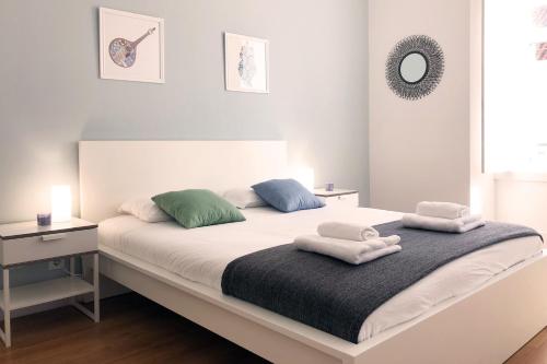 Sunny 3BDR Apartment in Graça by LovelyStay