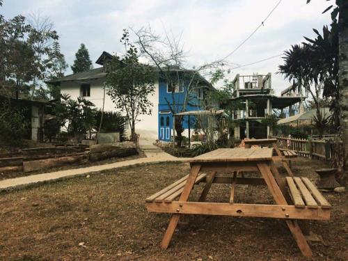 VAMOOSE TEMI في Temi: طاولة نزهة أمام البيت الأزرق