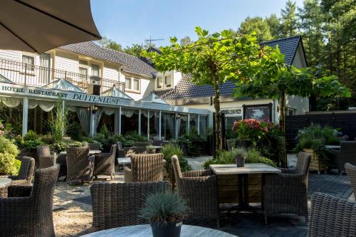 d'une terrasse avec des tables et des chaises. dans l'établissement Hotel Buitenlust, à Hoenderloo