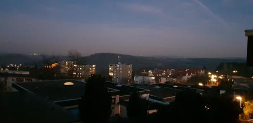 Blick auf eine Stadt in der Nacht mit Gebäuden in der Unterkunft Kompfort Business Apartment in Wertheim