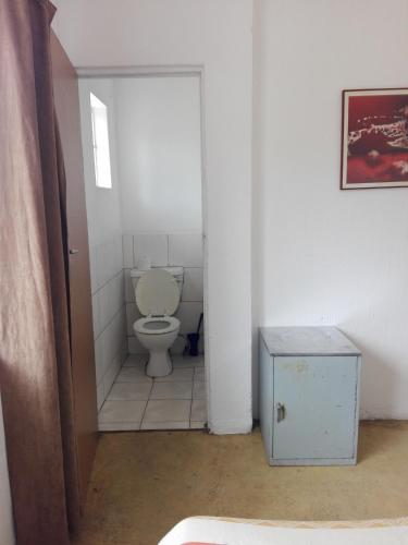 ヨハネスブルグにあるFourways Johannesburg Hostelの白い部屋のバスルーム(トイレ付)