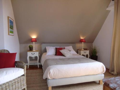 イッタースヴィラーにあるGîte TIRE BOUCHONのベッドルーム1室(ベッド1台、テーブル2台、ランプ2つ付)