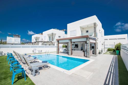 una villa con piscina e sedie a sdraio di Villa Anemoni 8 a Protaras