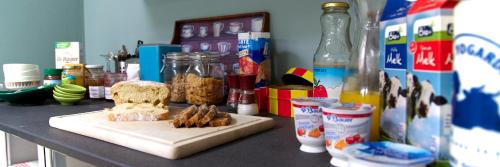 a counter with a sandwich and some food on a cutting board at Logement-B&B Safier in Joure