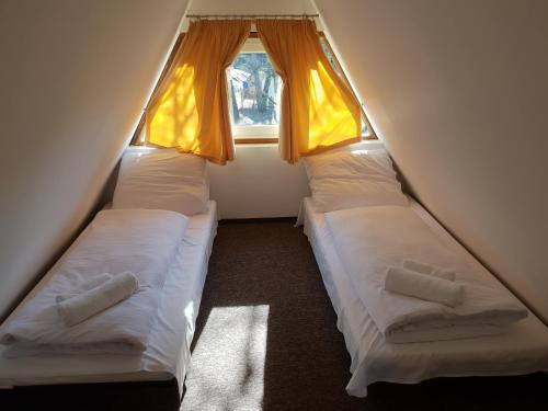 Ліжко або ліжка в номері Zajazd Pod Niedźwiedziem