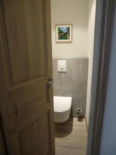 an open door to a bathroom with a toilet at Gîte FLEUR DE VIGNES in Itterswiller