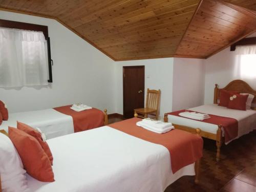 מיטה או מיטות בחדר ב-Residência Livramento