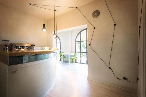 une cuisine avec un comptoir et une salle à manger dans l'établissement Oasi Di Cavoretto, à Turin
