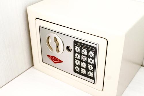 a white microwave oven with a remote control at Guest House Camilla in Alghero