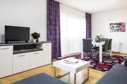 Telewizja i/lub zestaw kina domowego w obiekcie 2 bedroom Apt. in the Business Zone- FREE PARKING