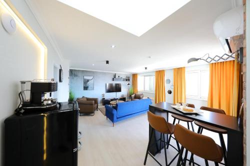 eine Küche und ein Wohnzimmer mit einem Tisch und Stühlen in der Unterkunft Villa DOEL in Zadar