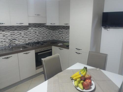 kuchnia z talerzem owoców na stole w obiekcie Appartamento B&B Domus Pompei w mieście Scafati