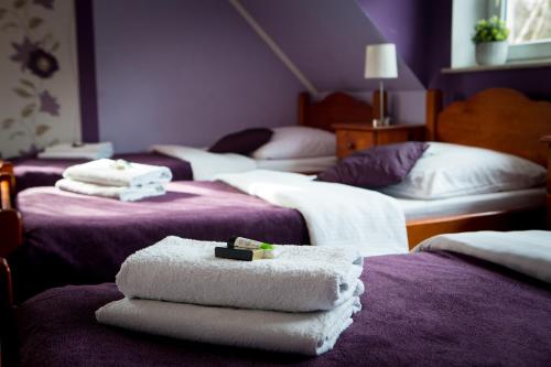 
A bed or beds in a room at Hotelik - Modlin Airport
