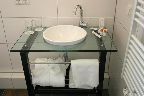 Bathroom sa Hotel zur Schwaben-Schänke