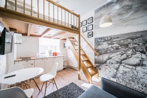 eine Küche und ein Esszimmer mit einem Loft-Umbau in der Unterkunft Revelton Studios Karlovy Vary in Karlsbad