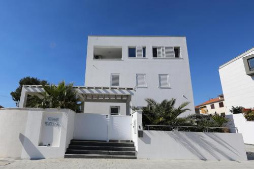 Biały dom ze schodami przed nim w obiekcie Villa DOEL w mieście Zadar