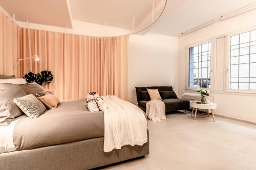 - une chambre avec un grand lit et un canapé dans l'établissement HouSmart Arienti 38a, à Bologne