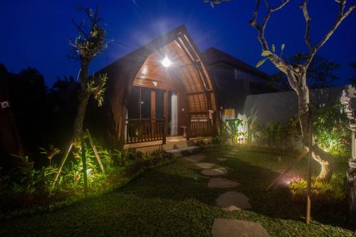 Taman di luar Pondok Naya - CHSE Certified