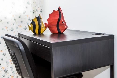 two vases on top of a black cabinet at Veda elegant rooms in Fiumefreddo di Sicilia