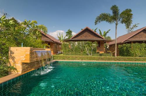 Kolam renang di atau dekat dengan Pinthong Aonang Villa