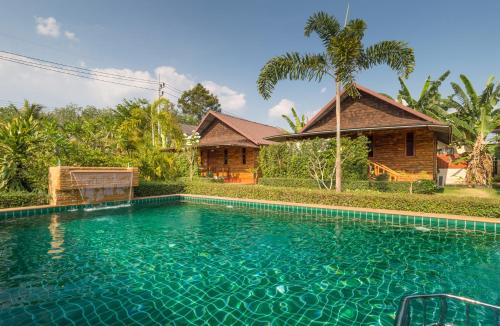 Kolam renang di atau dekat dengan Pinthong Aonang Villa