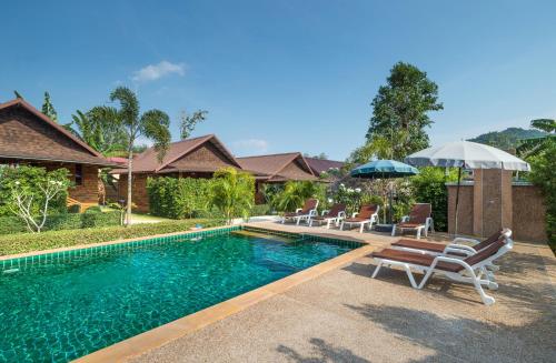 Kolam renang di atau dekat dengan Pinthong Aonang Villa