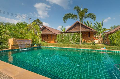 Kolam renang di atau dekat dengan Pinthong Aonang Villa
