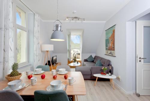 ein Wohnzimmer mit Tisch und Couch in der Unterkunft Villa Frisia Nr 29 in Bansin