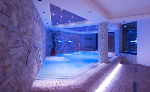 a hot tub in a room with a brick wall at Hotel Terme Capasso in Contursi