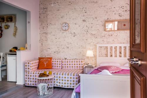 ein Wohnzimmer mit einem Sofa und einem Bett in der Unterkunft Nafsika Luxury Suite in Korfu-Stadt