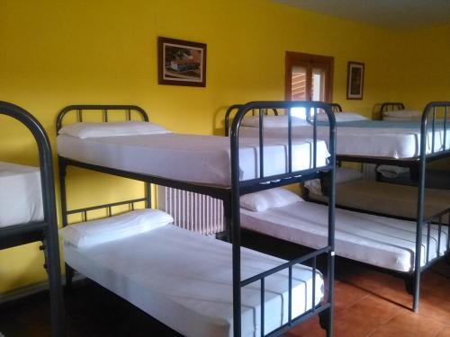 Un pat sau paturi într-o cameră la albergue camino real