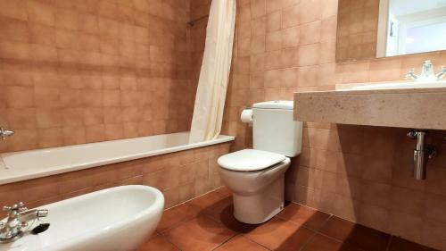 La salle de bains est pourvue de toilettes, d'un lavabo et d'une baignoire. dans l'établissement Acogedor Apartamento Cerca del Mar MSJ75, à L'Ametlla de Mar