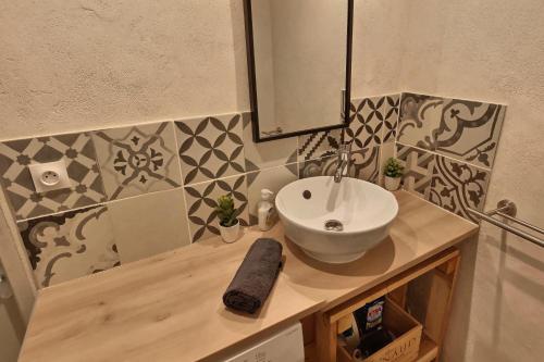 a bathroom with a sink and a mirror at La Lavandière in Puimoisson