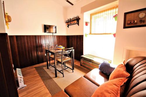 a living room with a couch and a table at Casa do Castelo in Elvas