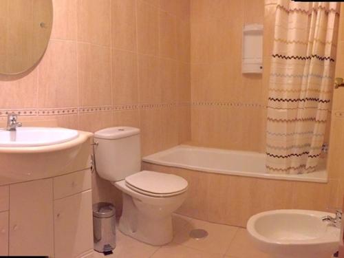 uma casa de banho com um WC, um lavatório e uma banheira em AUREA, estancia EN SANTA CRUZ, SUPER CENTRICO! em Santa Cruz de Tenerife